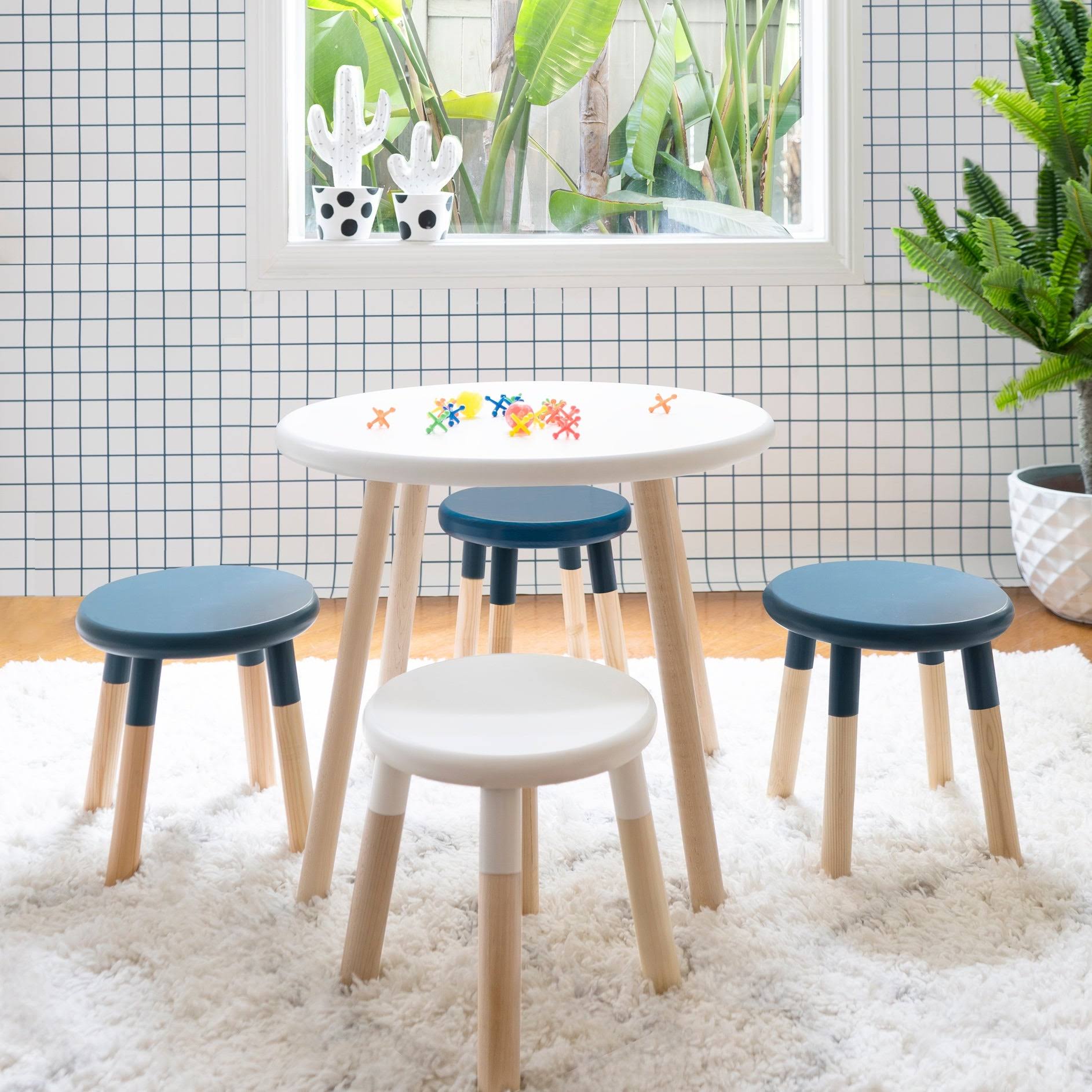 30x22 Round Kids Table in Maple/Pink J12905