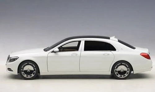 White 1/18 Model Car T4704
