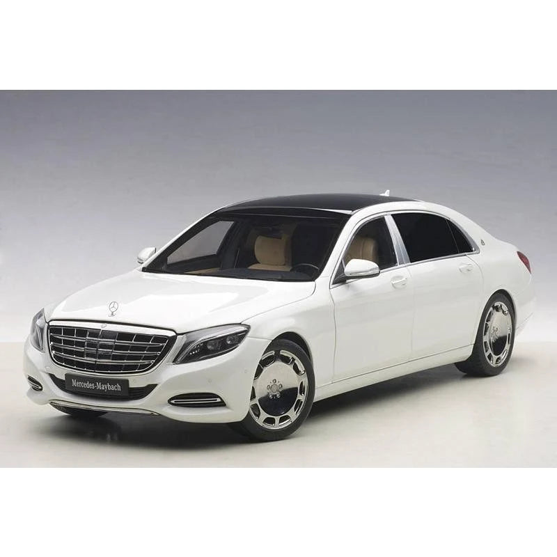 White 1/18 Model Car T4704