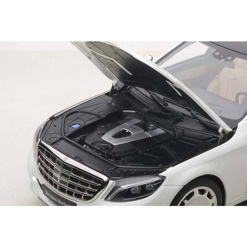 White 1/18 Model Car T4704